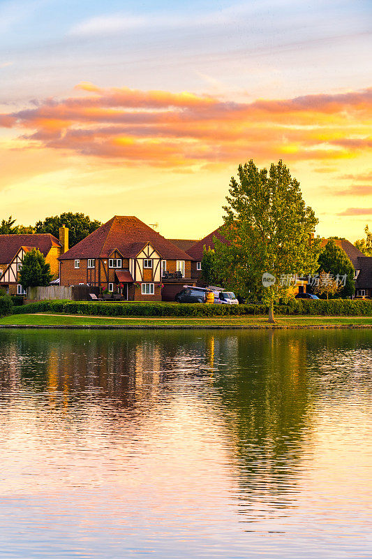 米尔顿凯恩斯(Milton Keynes)弗兹顿湖(Furzton Lake)旁边的房子